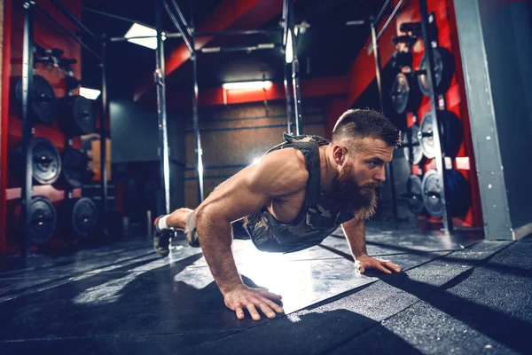 Ισχυρή Hipster Bodybuilder Κάνει Push Ups Στο Γυμναστήριο Πάτωμα Γιλέκο — Φωτογραφία Αρχείου