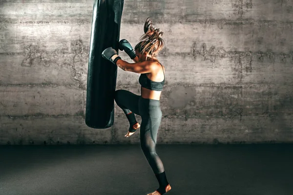 Dedicated Strong Brunette Ponytail Sportswear Bare Foot Boxing Gloves Kicking — Stock Photo, Image