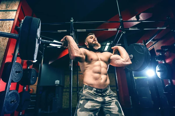 Tiefansicht Eines Muskulösen Sexy Hemdlosen Mannes Militärhemden Der Nachts Fitnessstudio — Stockfoto