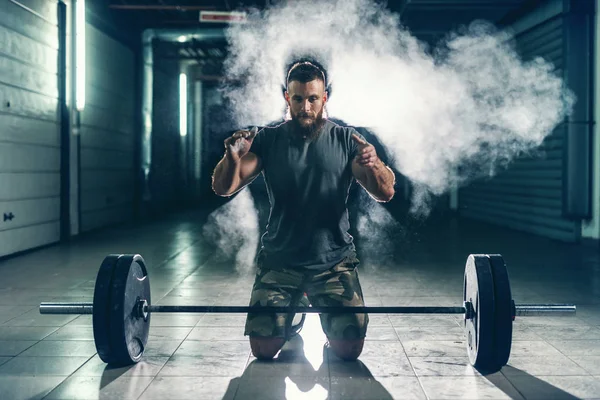 Sterke Gespierde Kaukasische Bodybuilder Klappen Handen Crouching Hal Luisterende Barbell — Stockfoto