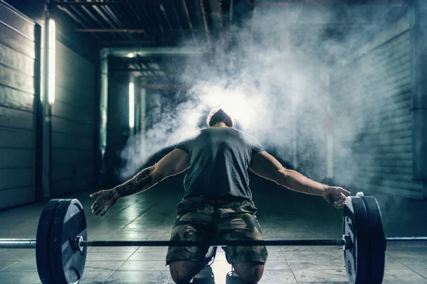 Silhouette Musclé Puissant Bodybuilder Caucasien Posant Dans Salle Gym Nuit — Photo