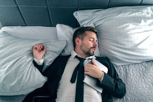 Hombre Negocios Sobrecargado Trabajo Traje Durmiendo Acostado Cama Sosteniendo Tableta — Foto de Stock