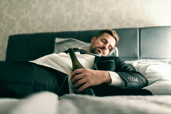 Яний Бізнесмен Костюмі Лежить Ліжку Спить Пляшкою Алкоголю Руці Концепція — стокове фото
