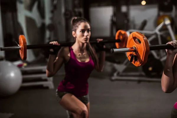 Vrouw Tillen Gewichten Sportschool Achtergrond Fitnessapparatuur — Stockfoto