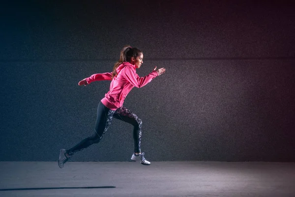 Deportiva Mujer Deportiva Fuerte Corriendo Contra Pared Negra — Foto de Stock