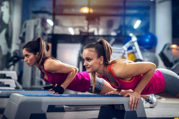 Två Flickor Ett Gym Göra Push Ups Stepper Starka Och — Stockfoto