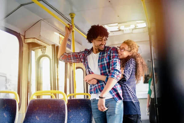 Söta Unga Par Som Kramas Kollektivtrafik Roligt Och Reser Tillsammans — Stockfoto