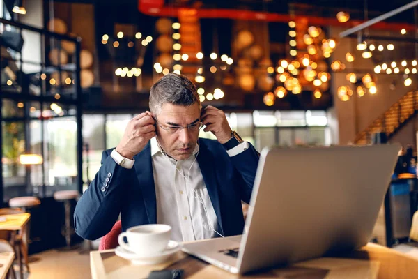 Hombre Negocios Caucásico Mediana Edad Que Pone Auriculares Mientras Está — Foto de Stock