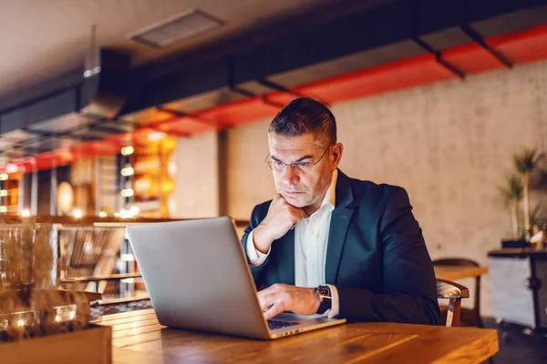 Ceo Mediana Edad Vestido Elegante Informal Apoyado Mano Uso Computadora — Foto de Stock