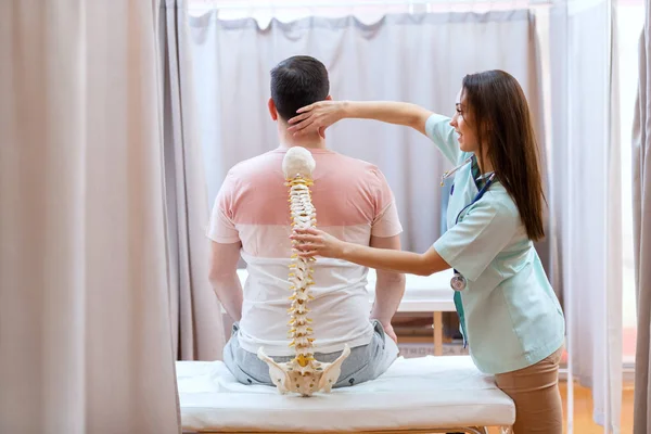 Bonita Médica Segurando Modelo Coluna Vertebral Examinando Coluna Paciente — Fotografia de Stock