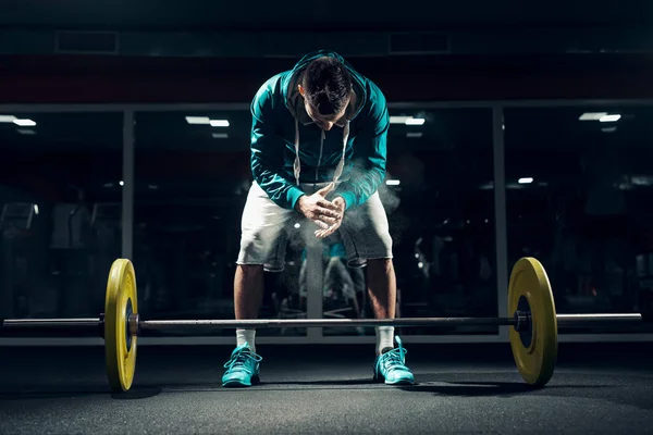 Atractivo Hombre Caucásico Sudadera Pantalones Cortos Preparándose Para Levantar Pesas —  Fotos de Stock