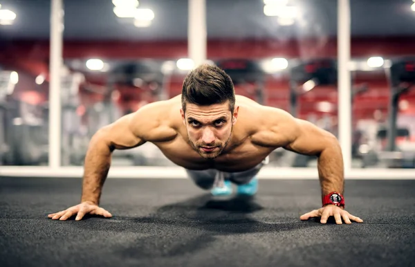 Shirtless Καυκάσιος Άνθρωπος Κάνει Push Ups Στο Γυμναστήριο Πάτωμα Φόντο — Φωτογραφία Αρχείου