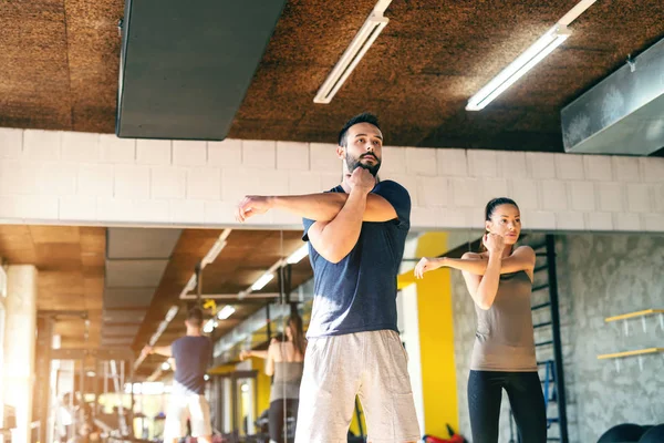 Cute Młodych Sportowy Para Kaukaska Sportowej Rozciąganie Ramion Siłowni Tle — Zdjęcie stockowe