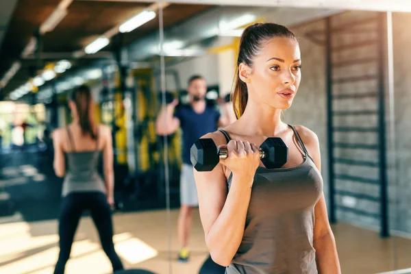 Nádherná Brunetka Kavkazských Dělá Fitness Cvičení Činka Zblízka Pozadí Svůj — Stock fotografie