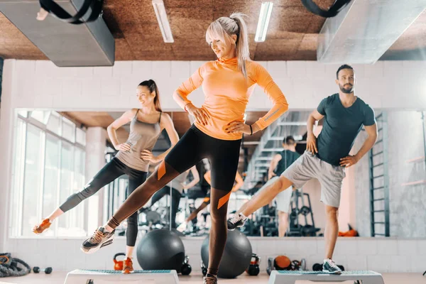 Grupo Amigos Fazendo Exercícios Fitness Para Pernas Ginásio Fundo Seu — Fotografia de Stock