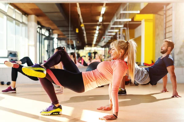 Grupp Sportiga Människor Med Sunda Vanor Gör Styrkeövningar Golvet Gym — Stockfoto