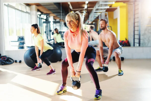 Small Group People Healthy Habits Swinging Kettlebell Gym Interior Mirror — Stock Photo, Image