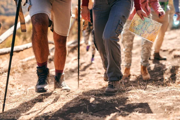 Gros Plan Des Jambes Des Randonneurs Grimpant Sur Montagne Heure — Photo