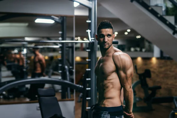 Retrato Joven Culturista Caucásico Sin Camisa Posando Gimnasio Vista Lateral —  Fotos de Stock