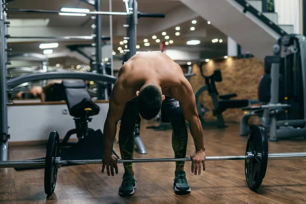 Pemuda Kaukasia Bertelanjang Dada Binaragawan Mengangkat Barbel Interior Gym — Stok Foto