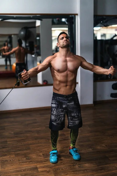 Stark Shirtless Bodybuilder Gör Övningar Med Träningsutrustning Gym Interiör — Stockfoto