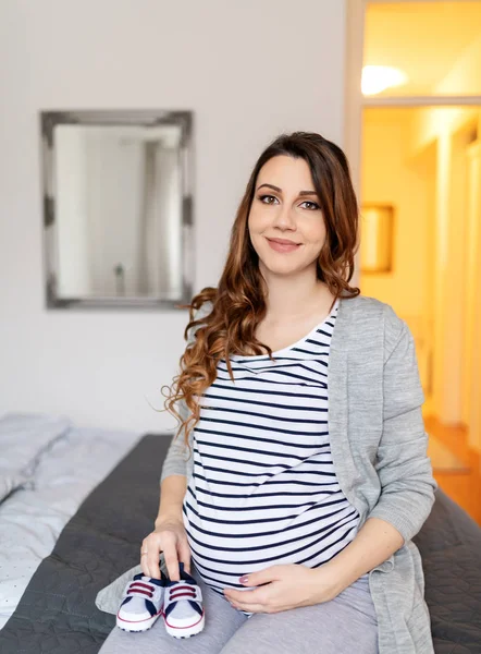 Retrato Bela Mulher Grávida Caucasiana Segurando Barriga Par Sapatos Bebê — Fotografia de Stock