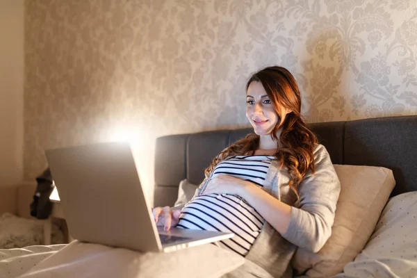 Leende Vackra Gravid Kvinna Ligga Sängen Och Hålla Magen Medan — Stockfoto