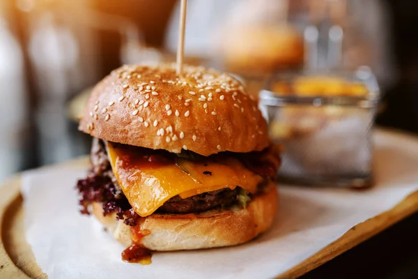 木製のプレートにおいしいハンバーガーのクローズ アップ — ストック写真
