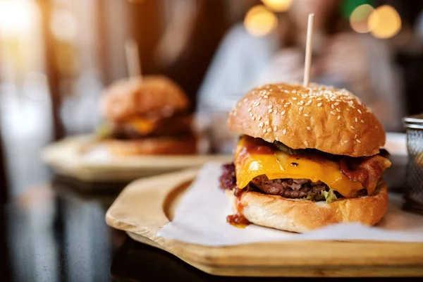 バーガーのプレート上のクローズ アップ 不健康な食事の概念 — ストック写真