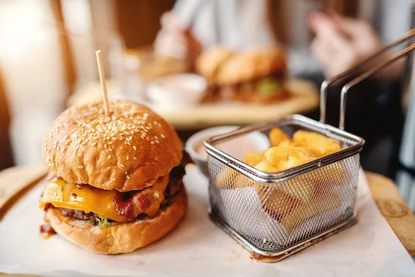 おいしいハンバーガーとフライド ポテトのプレートのクローズ アップ — ストック写真