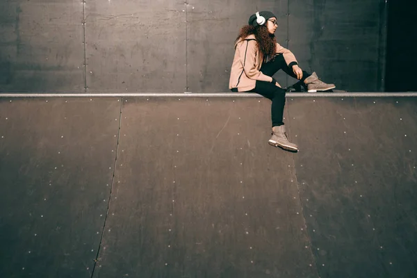 Karışık Yarış Hipster Genç Kız Ile Müzik Keyfi Paten Parkta — Stok fotoğraf