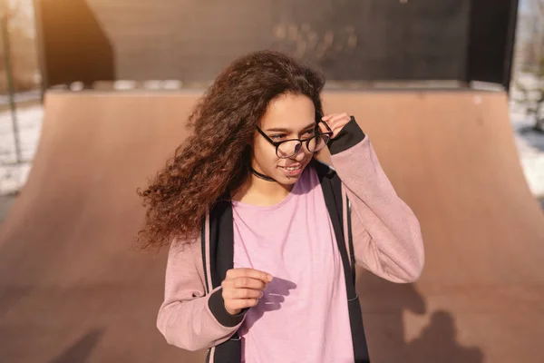 Şirin Karışık Yarış Genç Hippi Kız Gözlük Koyarak Güneşli Bahar — Stok fotoğraf