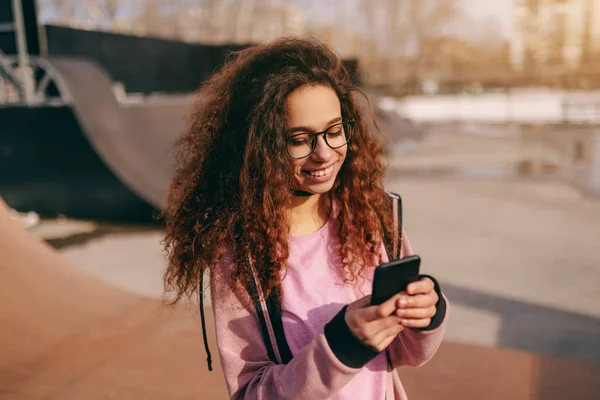 Primer Plano Bastante Mezcla Raza Adolescente Hipster Chica Con Sonrisa — Foto de Stock