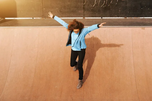 Comprimento Total Raça Mista Adolescente Hipster Menina Divertindo Parque Skate — Fotografia de Stock