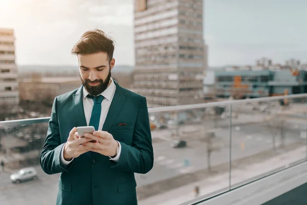 Sikeres Üzletember Suit Állt Tetőn Használ Szúró Telefon Üzenet Írásakor — Stock Fotó