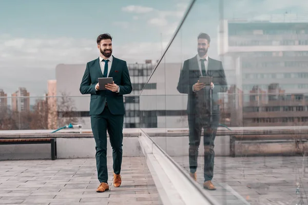 Piena Lunghezza Uomo Affari Abbigliamento Formale Utilizzando Tablet Camminare Sul — Foto Stock