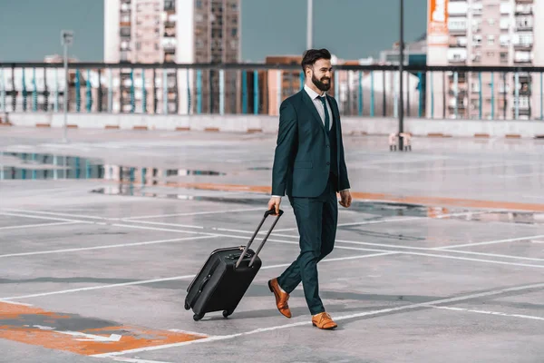 Longitud Completa Hombre Negocios Sonriente Ropa Formal Con Equipaje Caminando — Foto de Stock