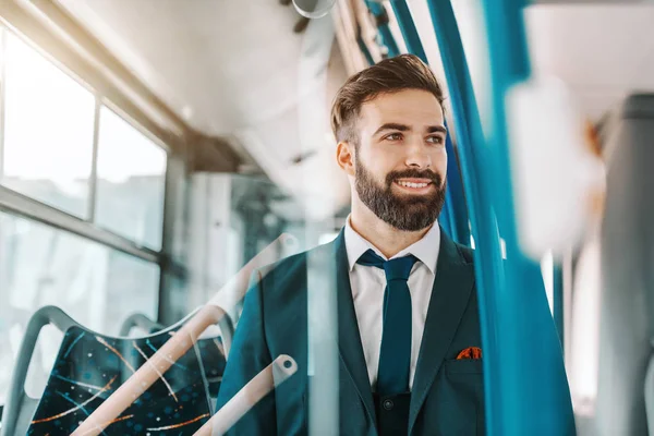 Крупный План Улыбающегося Бородатого Бизнесмена Формальной Одежде Сидящего Общественном Транспорте — стоковое фото