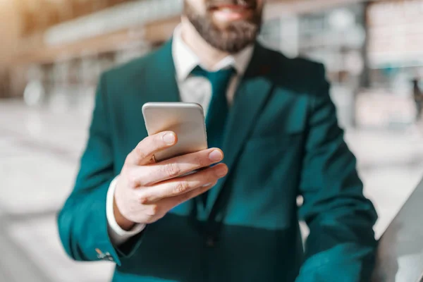 Primer Plano Del Hombre Negocios Ropa Formal Utilizando Teléfono Inteligente —  Fotos de Stock