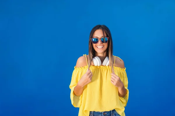 Beautiful Brunette Yellow Blouse Sunglasses Headphones Neck Posing Front Blue — Stock Photo, Image