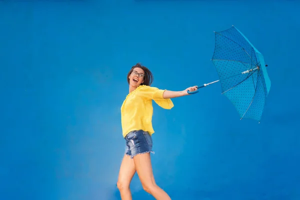 Menina Adolescente Bonito Com Cabelos Castanhos Óculos Vestindo Blusa Amarela — Fotografia de Stock