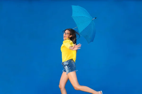 Menina Adolescente Bonito Com Cabelos Castanhos Óculos Vestindo Blusa Amarela — Fotografia de Stock