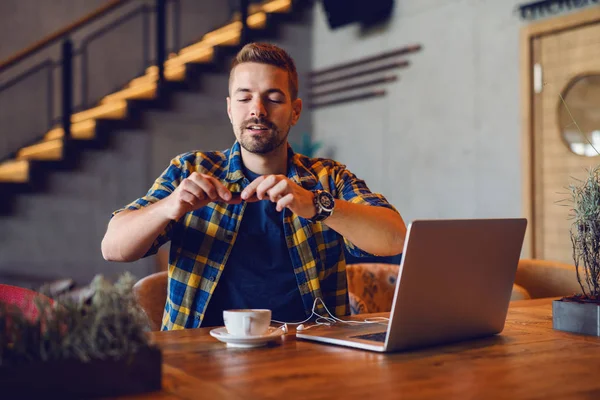 Freelancer Caucásico Con Sonrisa Cara Tomando Una Foto Café Mientras — Foto de Stock