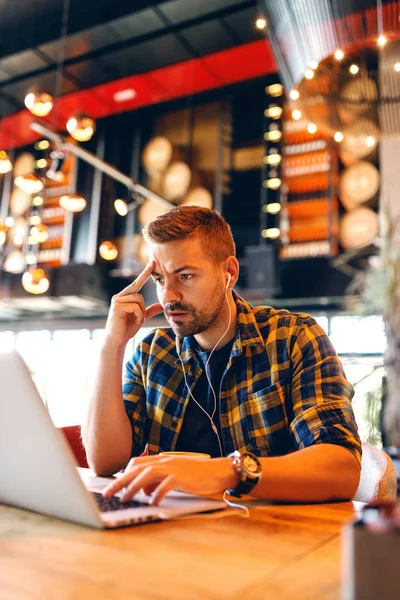 Caucásico Barbudo Freelancer Serio Con Mano Cabeza Auriculares Las Orejas — Foto de Stock