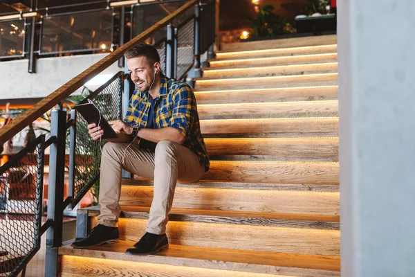 Freelancer Sorridente Sentado Escadas Dentro Casa Usando Tablet Para Videochamada — Fotografia de Stock