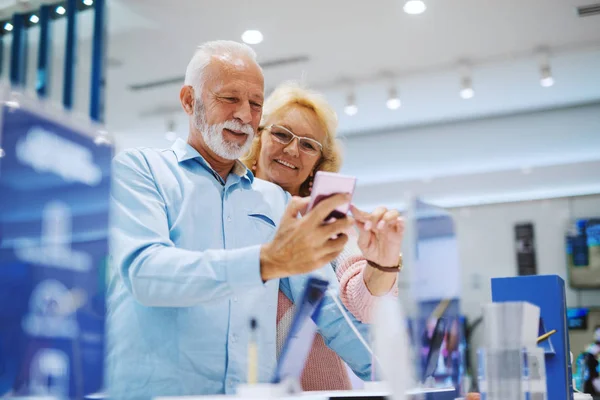 Sonriente Pareja Mayor Caucásica Probando Teléfono Inteligente Para Regalo Para —  Fotos de Stock