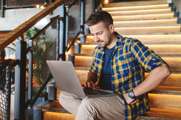 Freelancer Barbudo Sonriente Usando Portátil Sentado Las Escaleras Cafetería —  Fotos de Stock