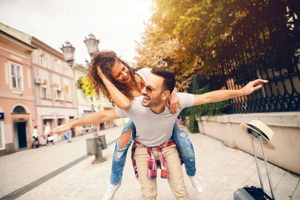 Gelukkige Paar Onder Piggy Rug Straat Overdag Dating Concept — Stockfoto