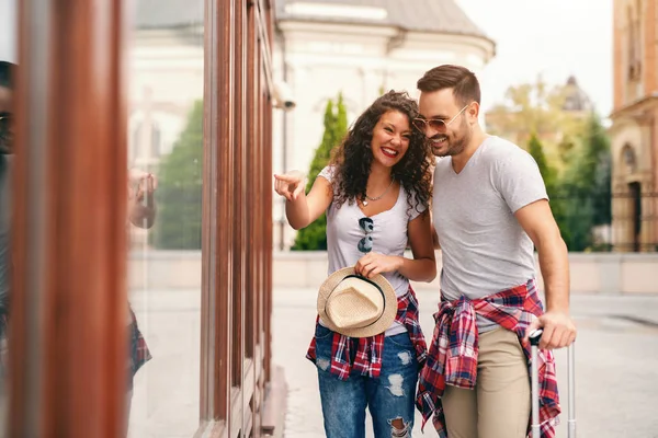 Gelukkige Paar Etalage Kijken Woman Wijzend Venster Terwijl Man Met — Stockfoto