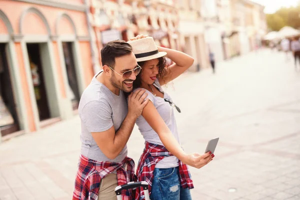 Pareja Feliz Tomando Selfie Calle Verano Concepto Viaje —  Fotos de Stock